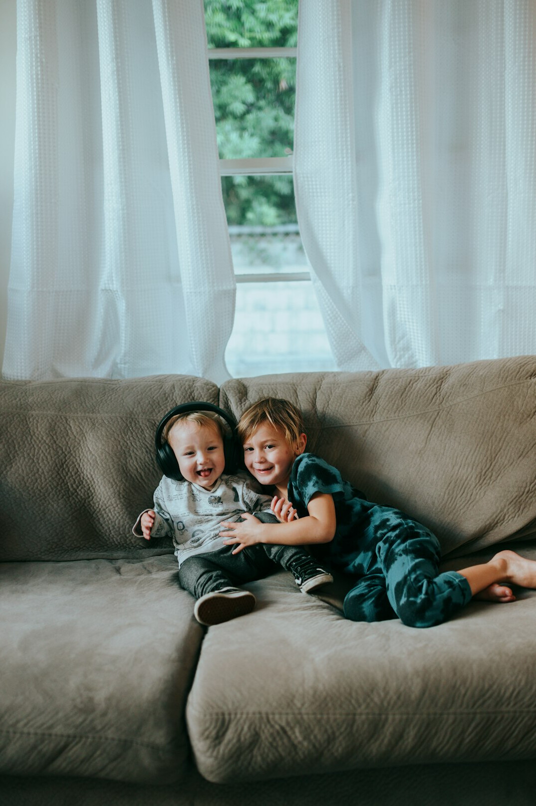 kids watching old tv show