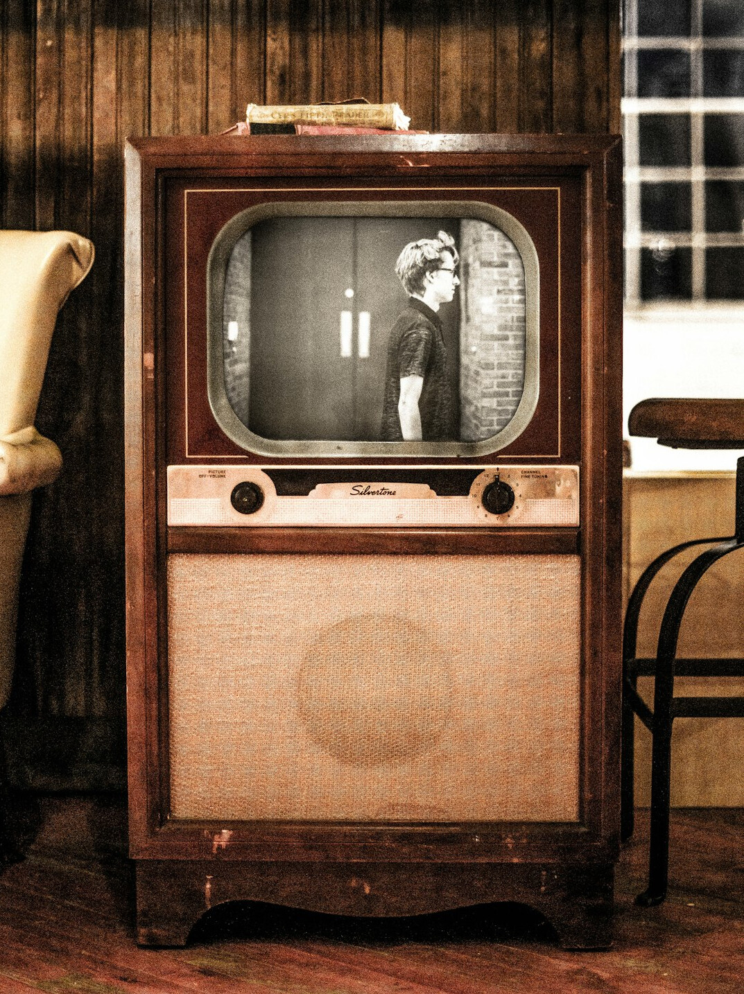 retro tv host